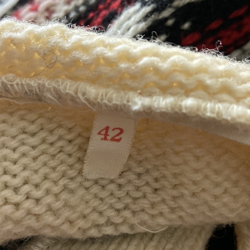 Sweater. - Picture 8 of 8
